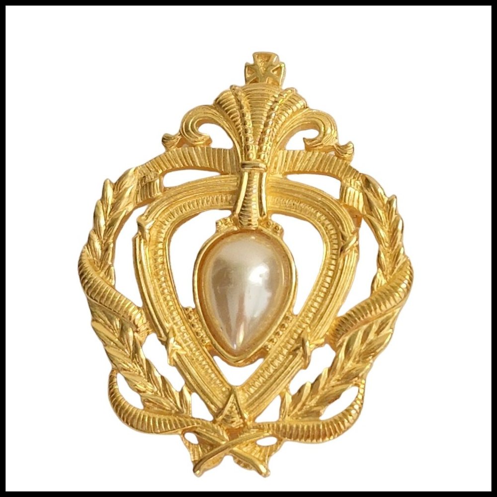 Vintage Signed PAQUETTE Gold Tone Faux Pearl Crest Pin‎ Brooch